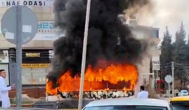 Seyir halindeyken alev alan halk otobüsü küle döndü