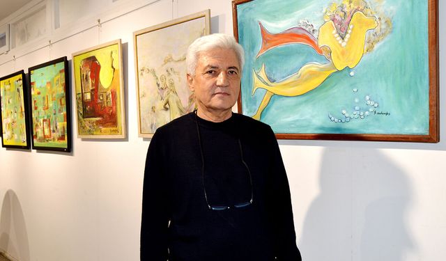 Hem çiziyor hem yazıyor