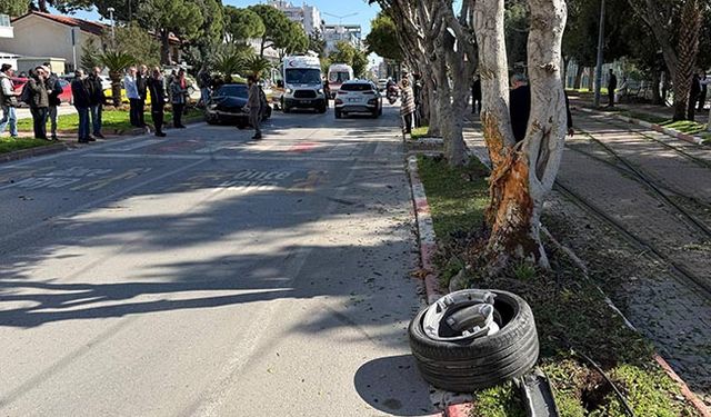 Antalya'da otomobil yol kenarındaki ağaca çarptı