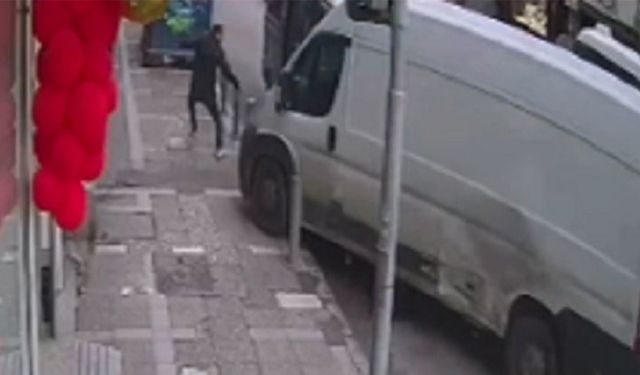 Freni patlayan minibüs, kaldırımdaki yayayı böyle çarptı