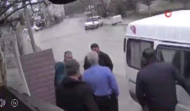 Tofaş sürücüsünün yaşattığı korku dolu anlar kamerada: Son anda kurtuldular