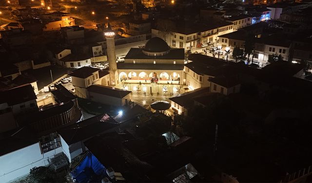 Depremin ardından Habibi Necar Camii’nde ilk teravih