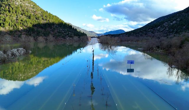 Yağmur suyu ile dolan Antalya-Konya yolu ulaşıma kapandı