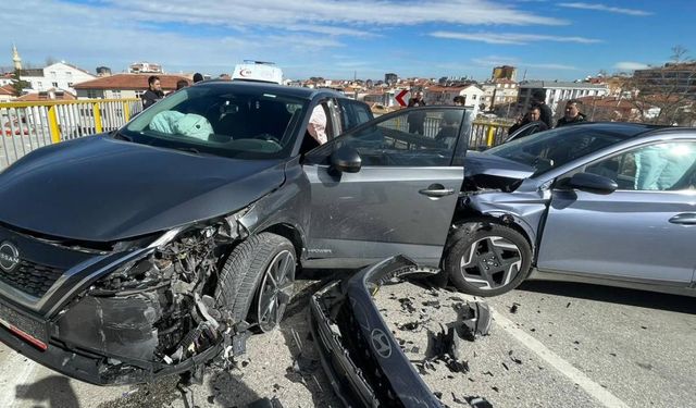 Cip ile otomobil kafa kafaya çarpıştı: 6 yaralı