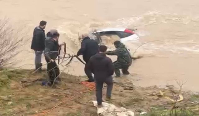 Sürücü kıyıya çıktı, otomobil suda kaldı: Vatandaşlar halatla müdahale etti