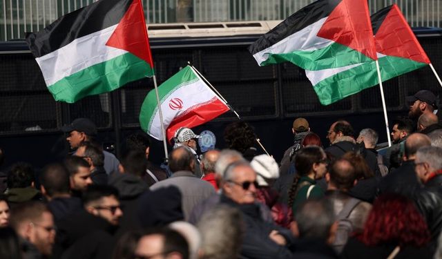 İran'da Hamaney'in ölümünün ardından yüz binler sokakta