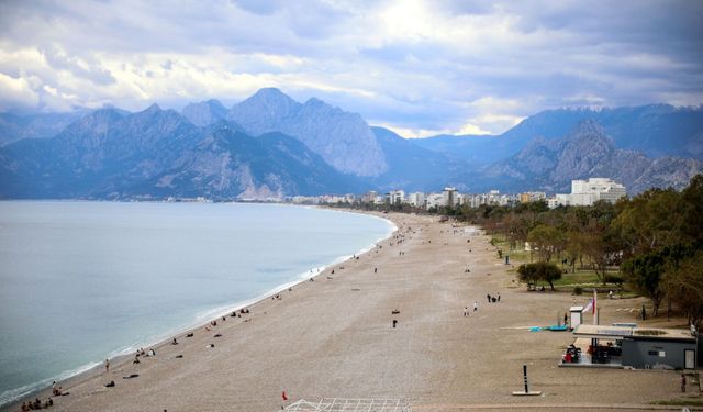 Antalyalılar Konyaaltı Sahili'ne akın etti