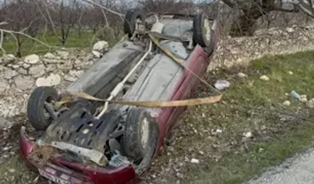 Isparta'da kaza: Otomobil şarampole devrildi