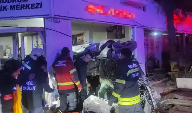 Muğla'da otomobil lastik dükkanına çarptı