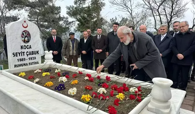 Seyit Onbaşı, mezarı başında anıldı