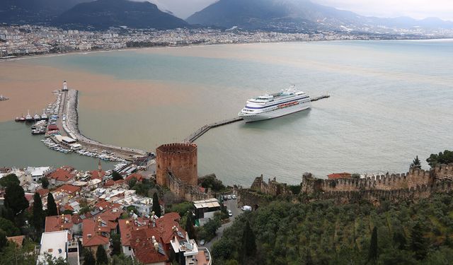 Alanya'ya yılın ilk kruvaziyeri demirledi