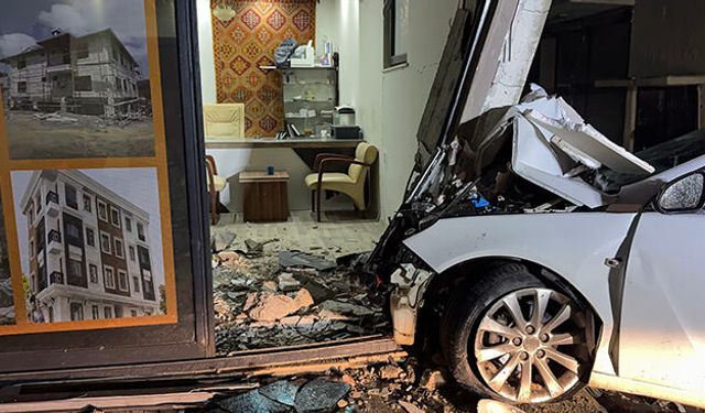 Gazipaşa'da kontrolden çıkan otomobil iş yerine girdi