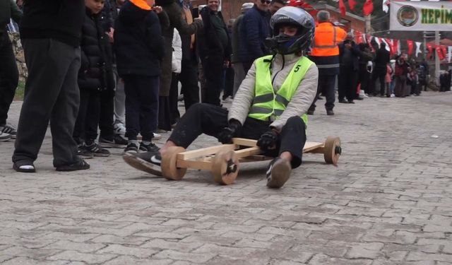 Burdur'da geleneksel tahta araba yarışı