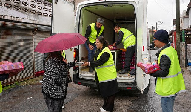 Mersin'de 'bayram sofrası' evlere ulaştı