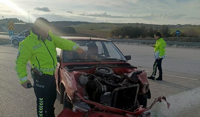 Otomobil tırla çarpıştı: 2 yaralı