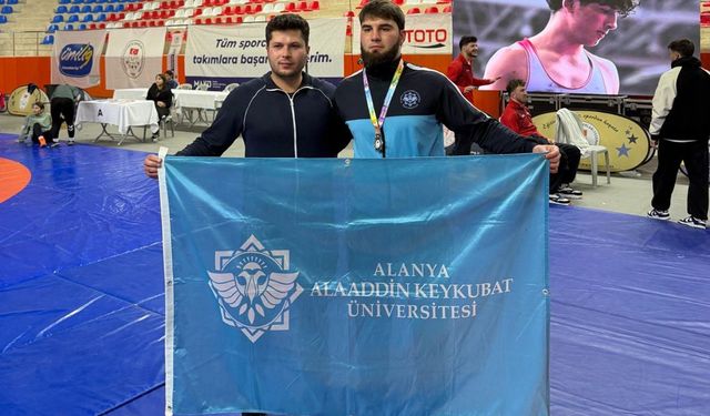 Güreş şampiyonasından madalyayla döndü