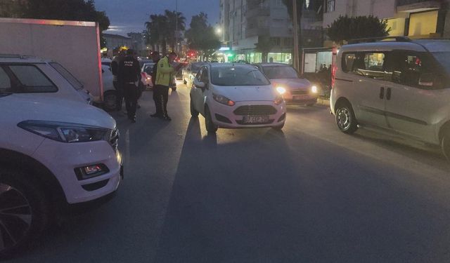 Otomobilin açılan kapısına çarpan motosikletli yaralandı