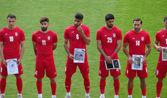 İran A Milli Futbol takımı, savaşta hayatını kaybeden çocukların fotoğrafıyla maça çıktı