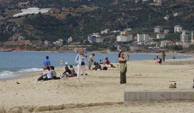 Alanya'da tatilciler soluğu sahilde aldı