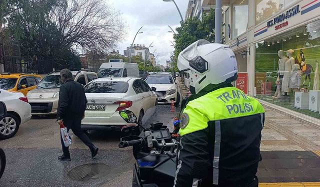 Ceza yazılacağını bile bile yasaklı alanlara park ediyorlar