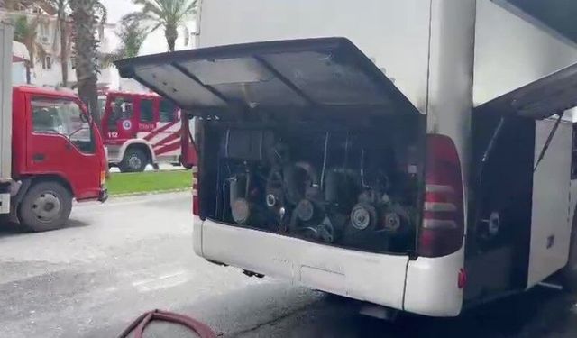 Manavgat'ta park halindeki otobüste yangın