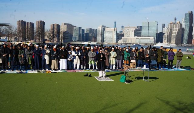 New York’ta bayram namazı sokaklara taştı