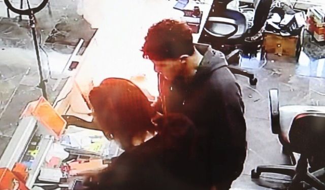Cep telefonu bomba gibi patlayıp alev aldı: O anlar kamerada