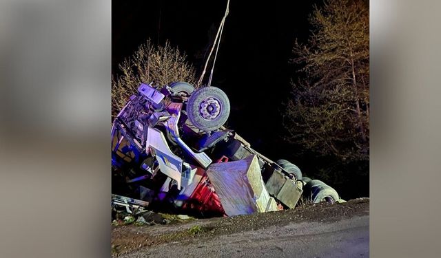 Alanya'da kamyon şarampole devrildi: 1 ölü, 1 yaralı