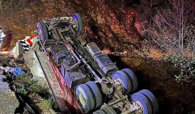 Alanya'da kamyonet şarampole devrildi