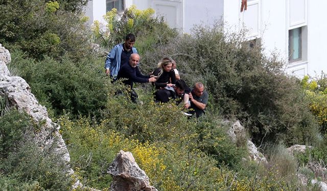 20 metreden düşen genç kadını inşaat işçileri sırtında taşıdı