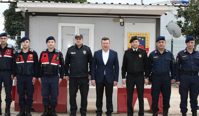 Kaymakam Şahin, güvenlik güçleri ve vatandaşlarla bayramlaştı