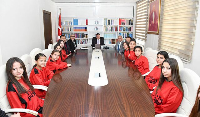 Şampiyonlar kaymakamı ziyaret etti