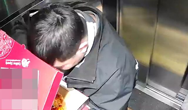 Götürdüğü pizzanın malzemesini yiyip asansöre tuvaletini yaptı; o anlar kamerada
