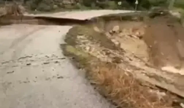 Mersin'de sağanak yolu çökertti