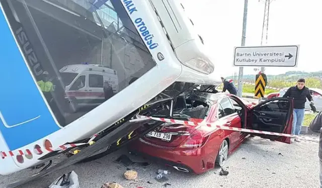 Öğrencileri taşıyan otobüs, otomobilin üzerine devrildi: 46 yaralı