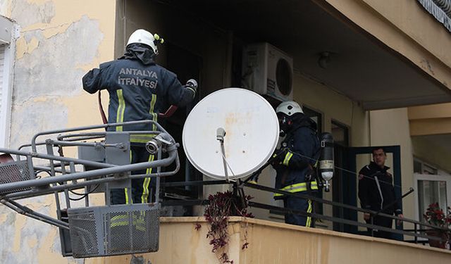 Alanya'da apartman dairesi yangında hasar gördü