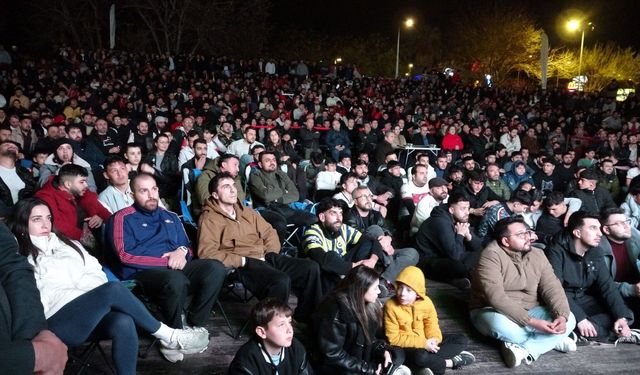 Dev ekrandaki bitiş düdüğüyle Antalya'da bayram havası esti