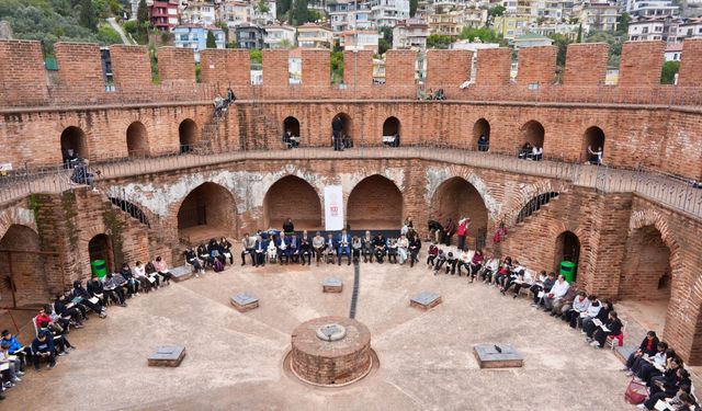 Alanya'da Kızılkule'nin 800. yılında 800 öğrenci aynı anda kitap okudu