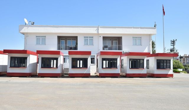 Kepez'e kırmızı-beyaz modern ekmek büfeleri