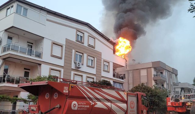 Antalya'da teras katında çıkan yangın korkuttu