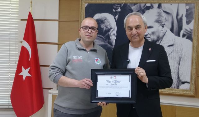 Bayrağa sahip çıkan belediye çalışanına başkandan plaket