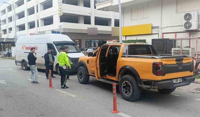 Antalya'da "Böyle kaza mı olur" dedirten çarpışma