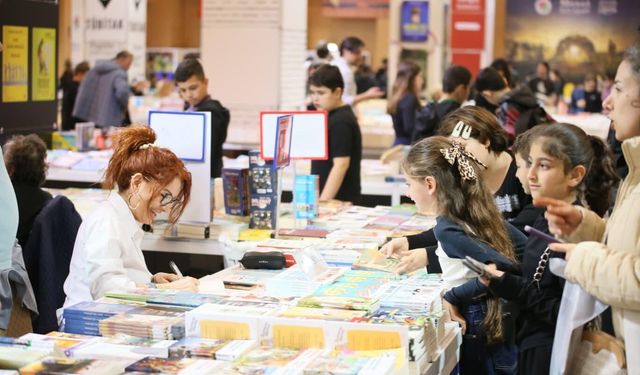 Kepez Kitap Fuarı kitapseverlerin akınına uğruyor