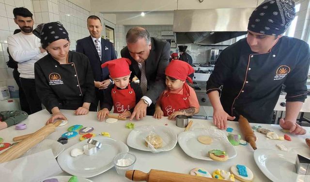 Minikler mutfağa girdi, renkli kurabiyeler ortaya çıktı
