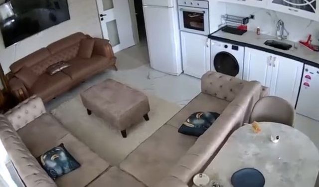 Van’da 5.2 büyüklüğünde deprem: Sarsıntı anı kamerada