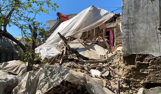 Demre'de kerpiç ev çöktü