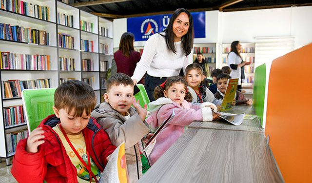 Minikler kitaplarla dolu keyifli bir gün geçirdi