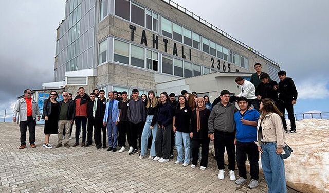 Kemer'de öğrenciler Tahtalı Dağı'nın zirvesine çıktı