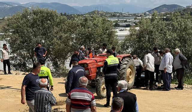 Alanya'da traktör devrildi, sürücüsü hayatını kaybetti
