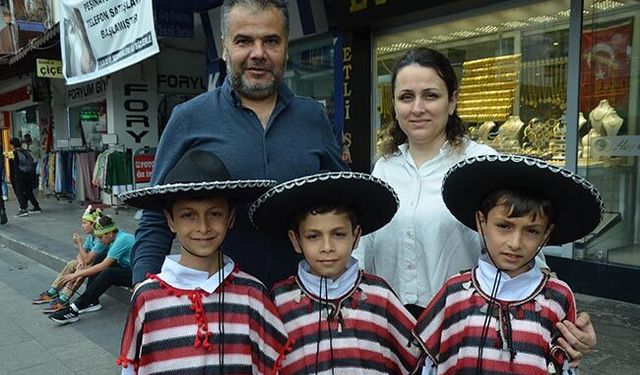 Serik'te üçüzler 23 Nisan'ın ilgi odağı